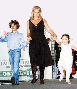 Екатерина Одинцова радовалась успеху своих чад - шестилетнего Антона и четырехлетней Дины Немцовых.
